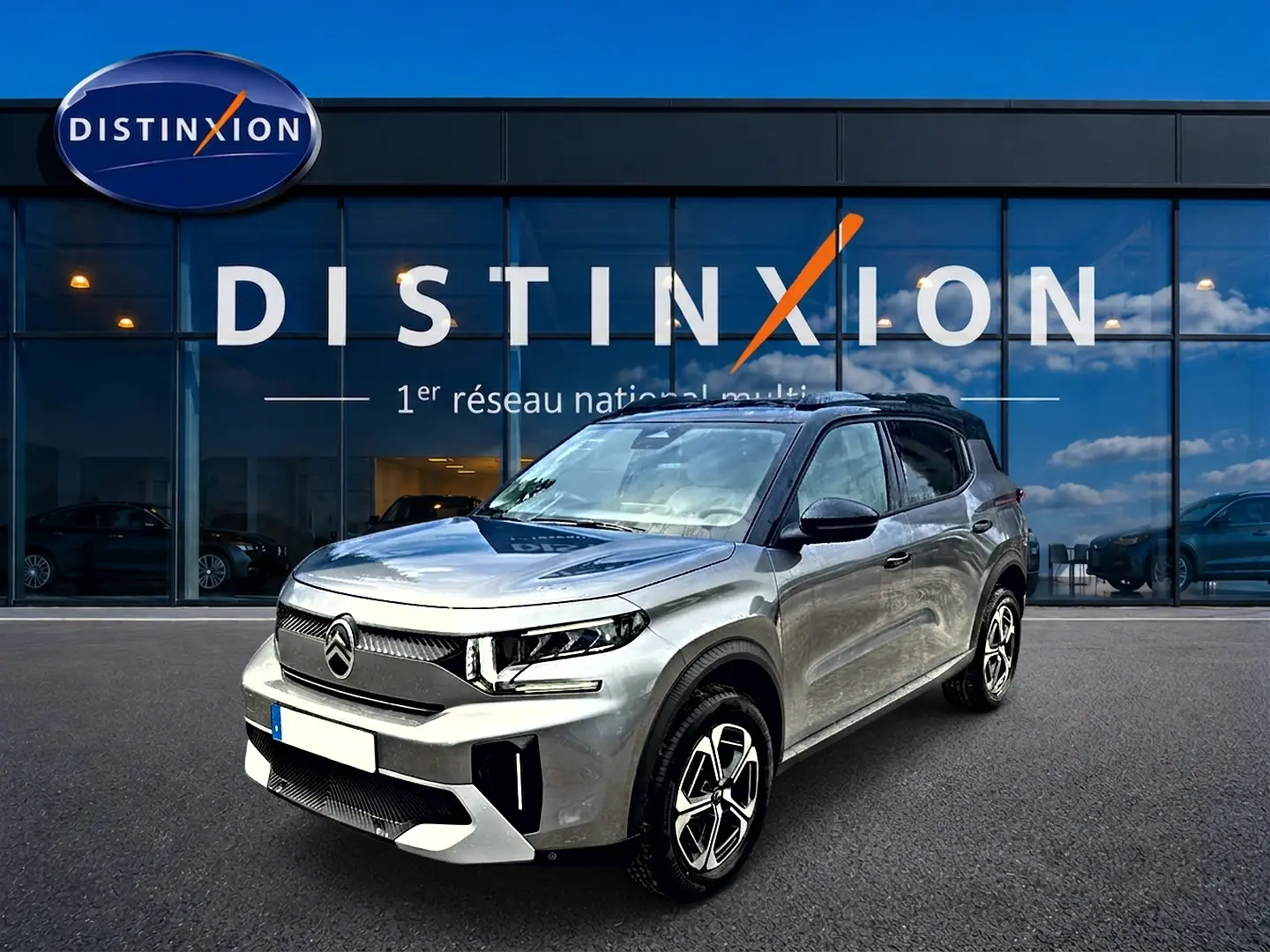 Citroën C3 Aircross gris mercury vue 3/4 avant droit devant showroom Distinxion, jantes alu et toit noir.