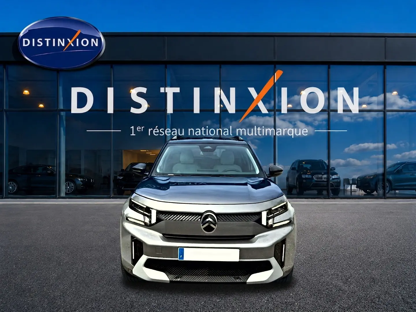Vue frontale d'une Citroën C3 Aircross gris mercury 2026 avec calandre noire et phares LED distinctifs.