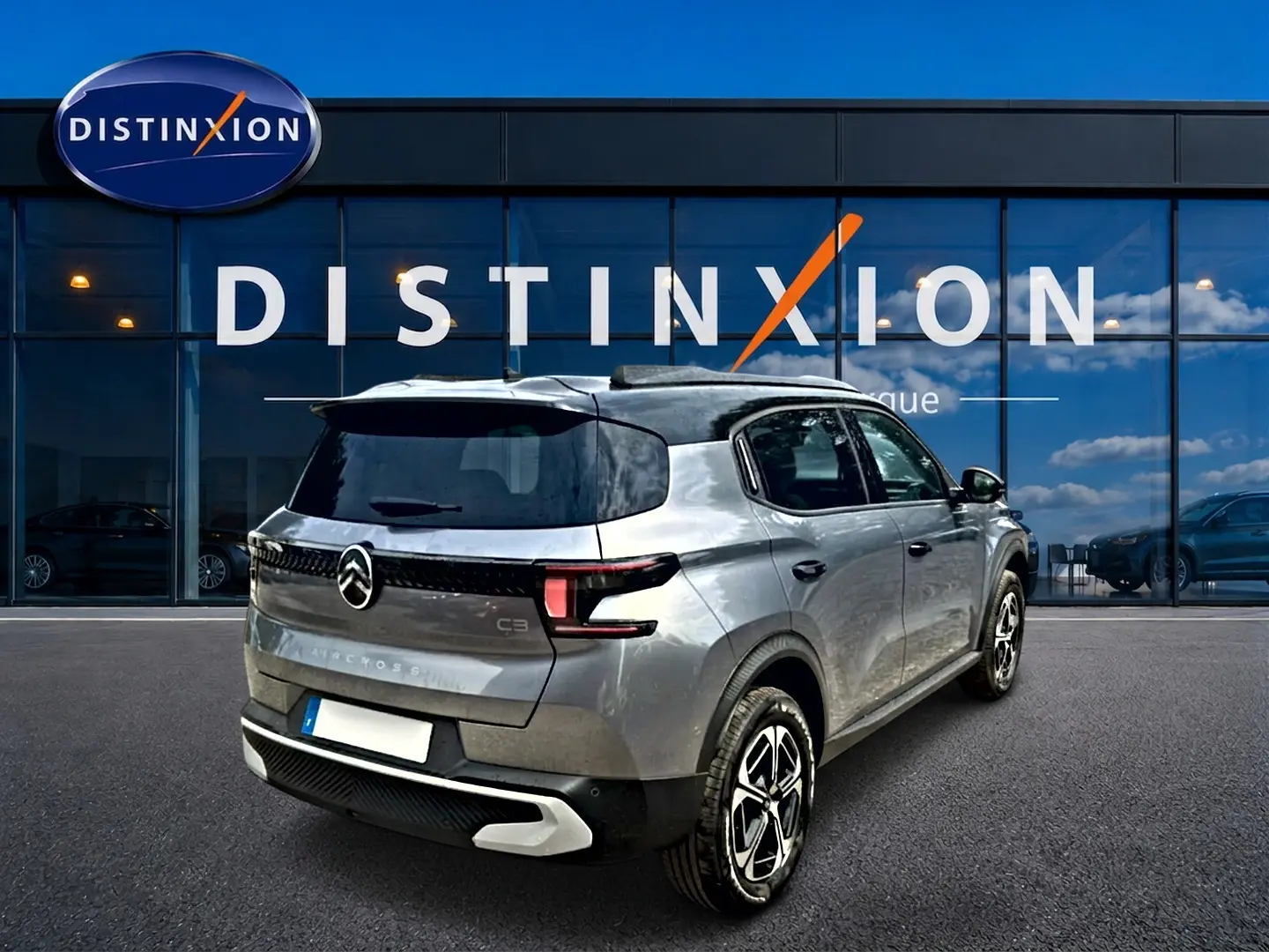Citroën C3 Aircross gris mercury vue 3/4 arrière droit, avec toit noir et jantes alu distinctives.