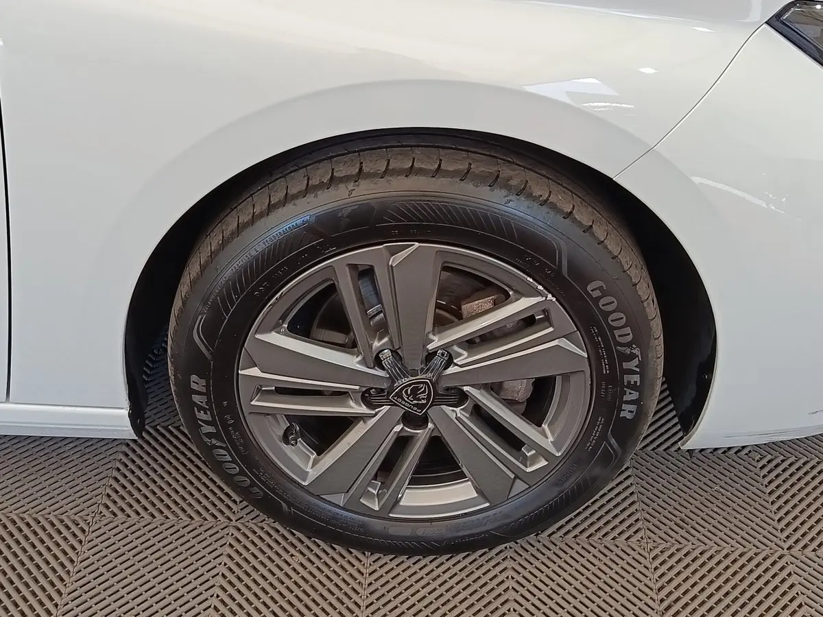 Gros plan sur la roue arrière droite de la Peugeot 308 blanche, avec jante alliage et pneu Goodyear visible.
