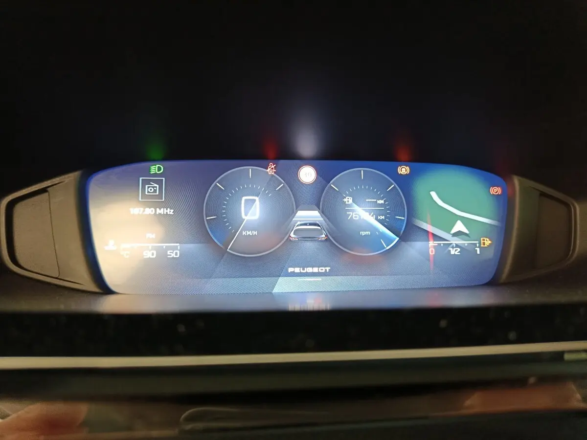 Affichage numérique du combiné d'instruments de la Peugeot 308 2024, avec vitesse, compte-tours et indicateurs lumineux.