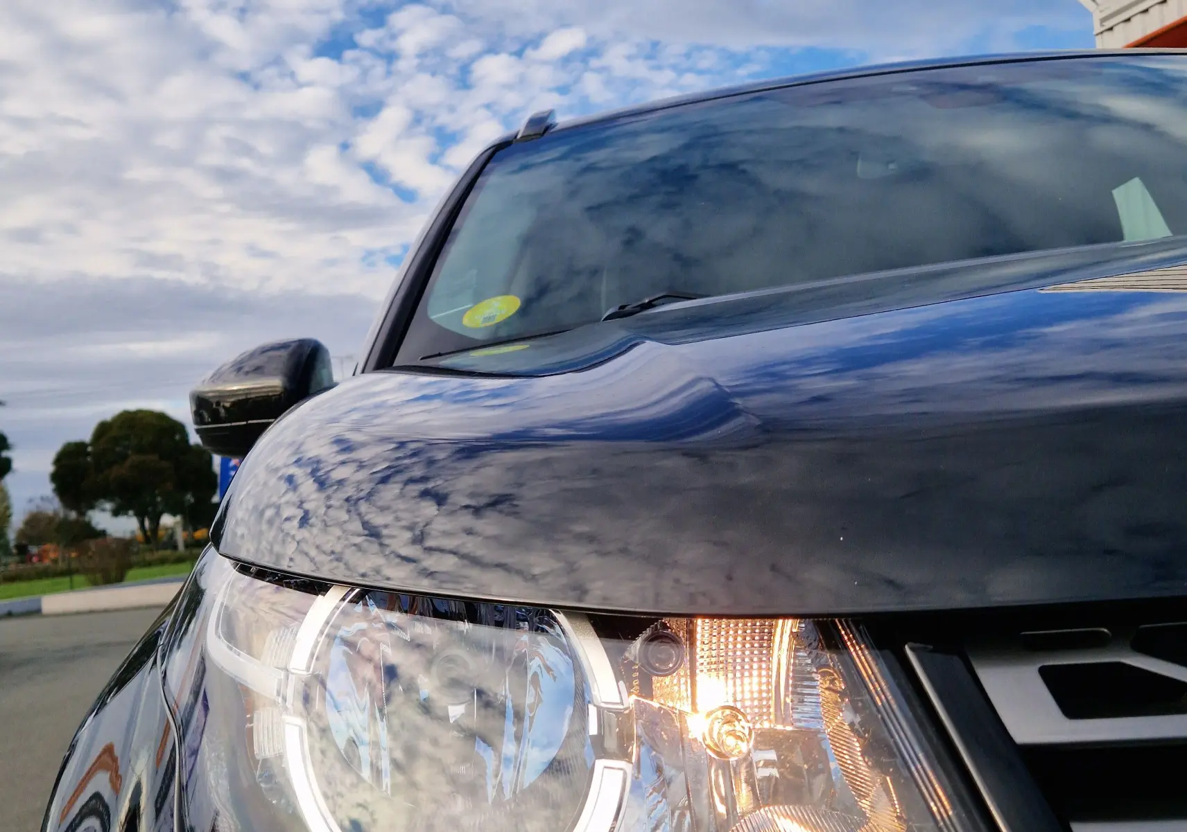 Coffre ouvert du Land Rover Discovery Sport noir de 2017, vue intérieure arrière montrant l'espace de chargement et la banquette arrière.