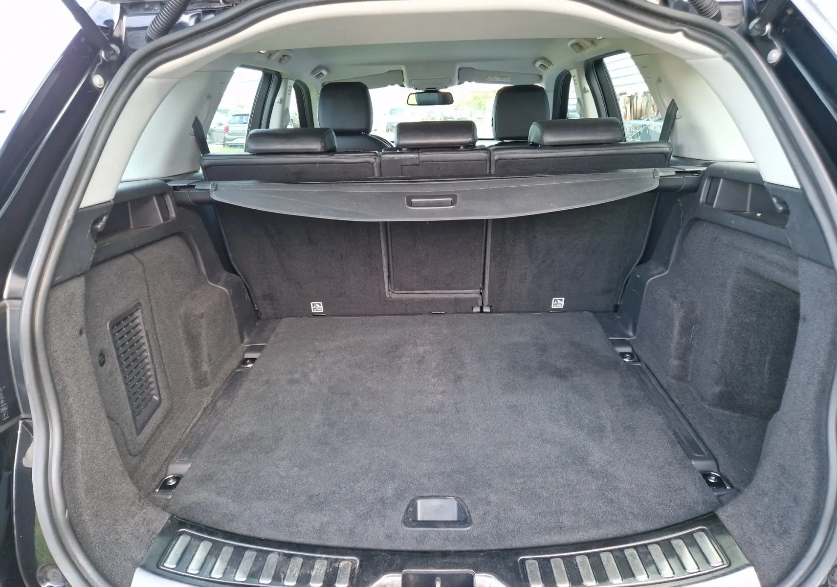 Tableau de bord du Land Rover Discovery Sport Mark II 2017, détail des commandes climatisation et modes de conduite.