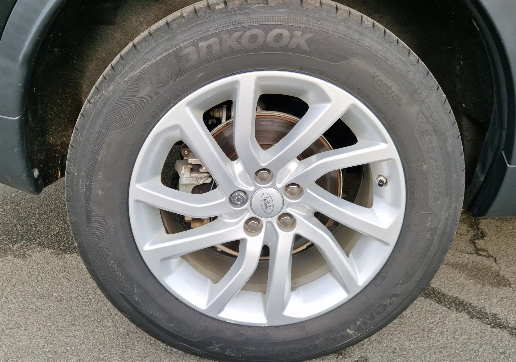 Écran tactile du système multimédia du Land Rover Discovery Sport Mark II affichant le clavier téléphonique en mode diesel noir de 2017.