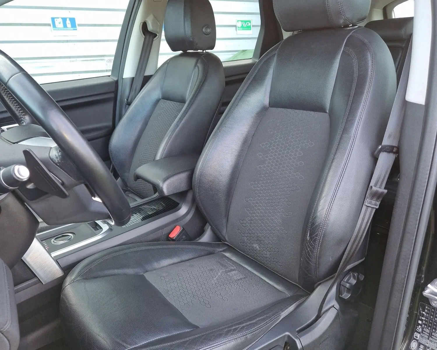 Écran de navigation du Land Rover Discovery Sport noir de 2017 affichant une carte avec l’itinéraire sur l’Avenue François Mitterrand.