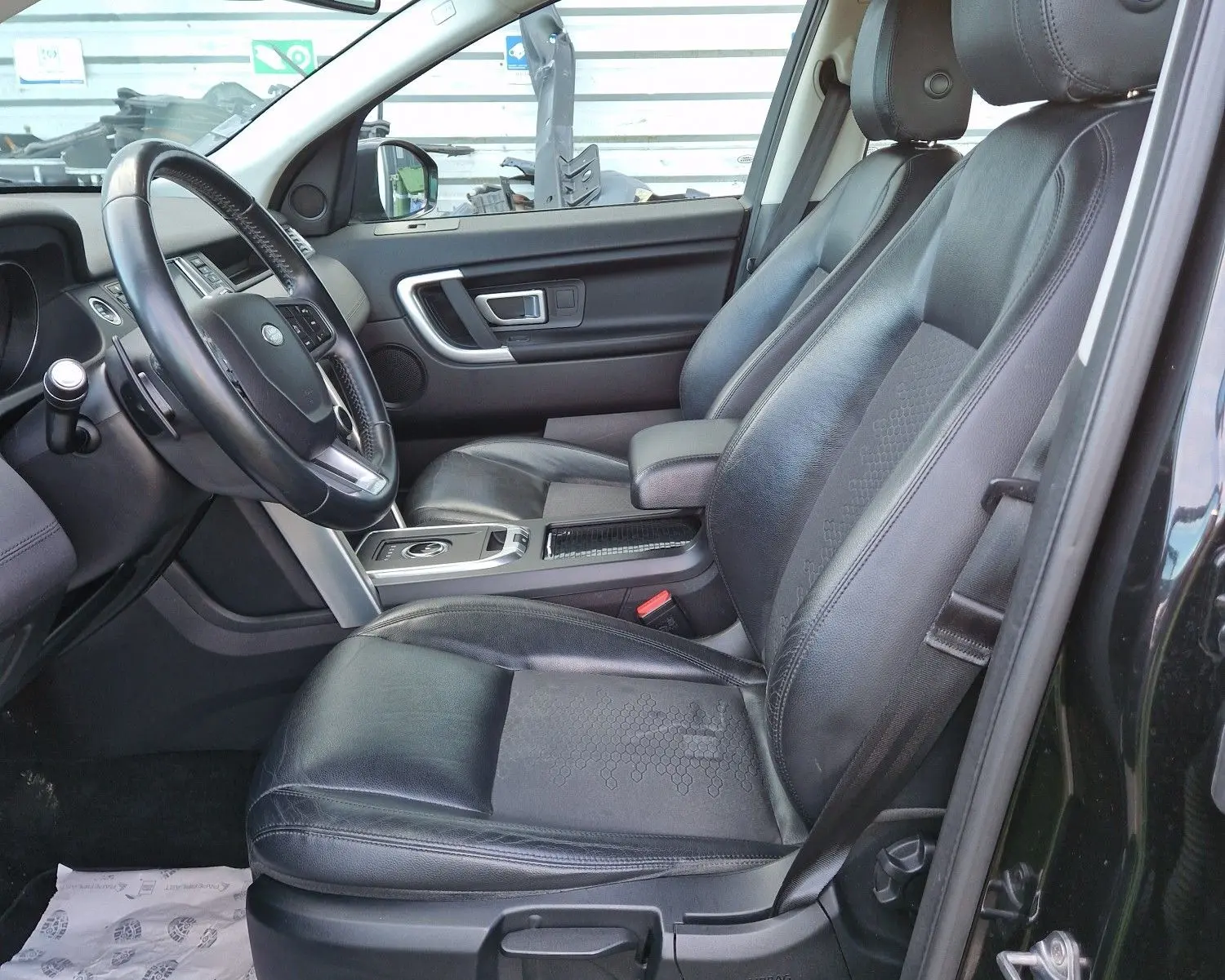 Vue caméra de recul avec guidage jaune du Land Rover Discovery Sport noir, version TD4 150 SE A de 2017.