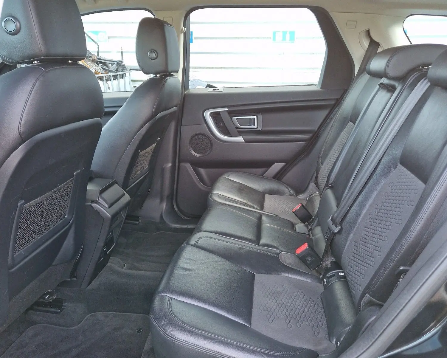 Écran tactile intérieur du Land Rover Discovery Sport noir 2017 montrant le mode tout-terrain "Boue et ornières" sélectionné.