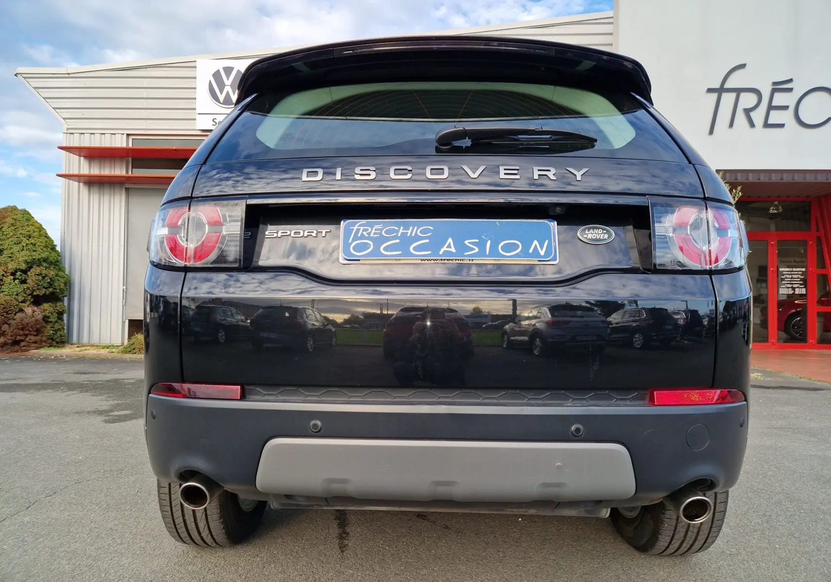 Gros plan sur la roue avant droite du Land Rover Discovery Sport noir de 2017, avec jante en alliage argentée à plusieurs branches.