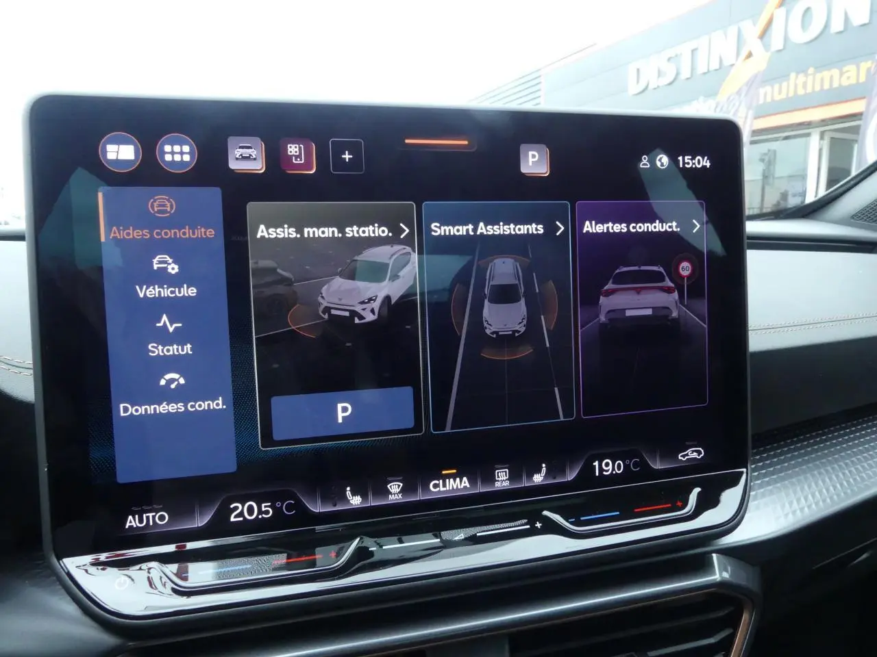 Écran tactile intérieur du CUPRA Formentor 2025 montrant les aides à la conduite et la climatisation digitale.