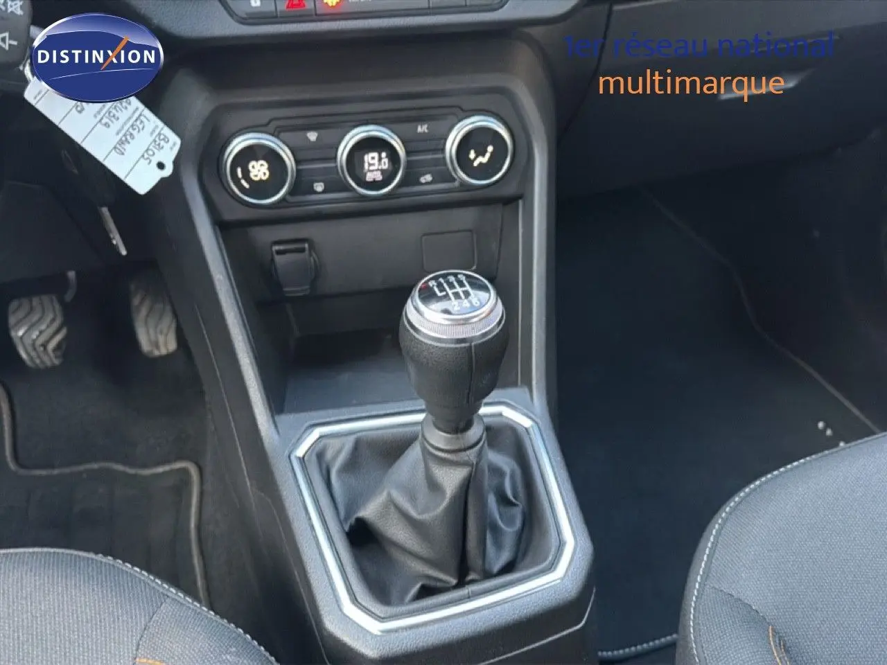 Vue intérieure centrée sur le levier de vitesses manuel de la Dacia Sandero Stepway 2021, ambiance sobre en tissu noir.