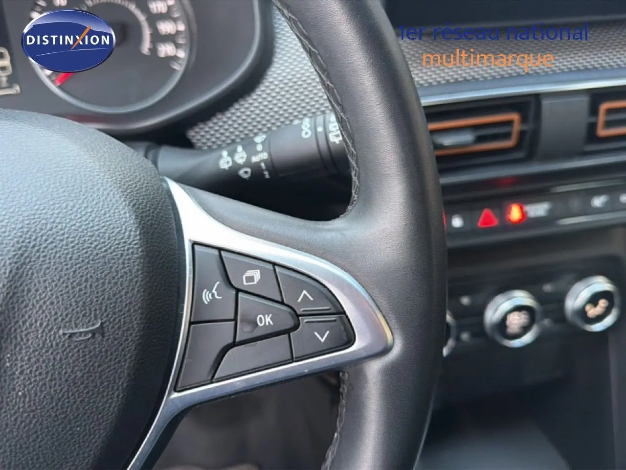 Détail du volant côté gauche de la Dacia Sandero Stepway 2021 avec commandes multifonctions et tableau de bord noir.