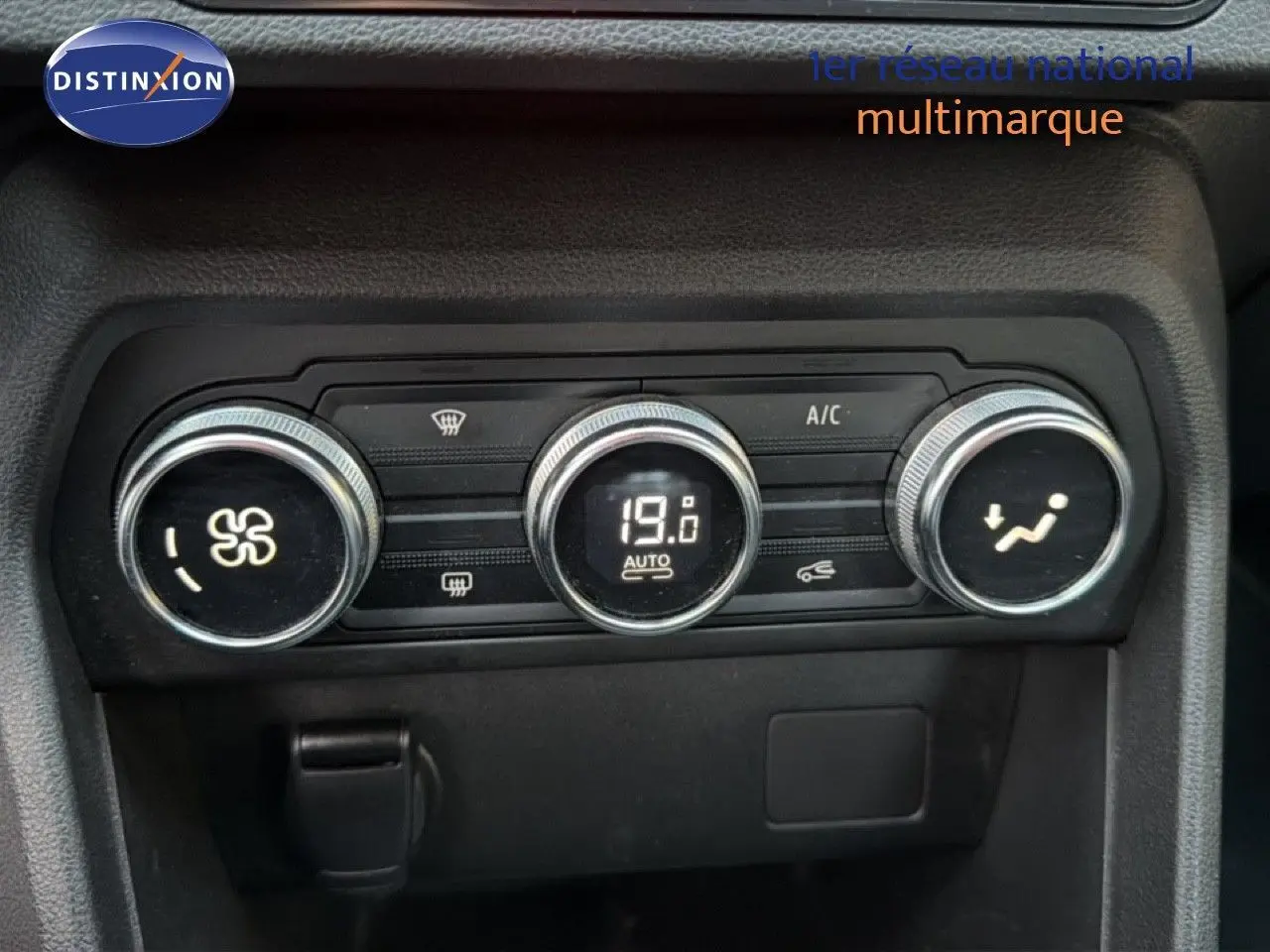 Gros plan sur la commande de climatisation digitale de la Dacia Sandero Stepway 2021, finition Confort.