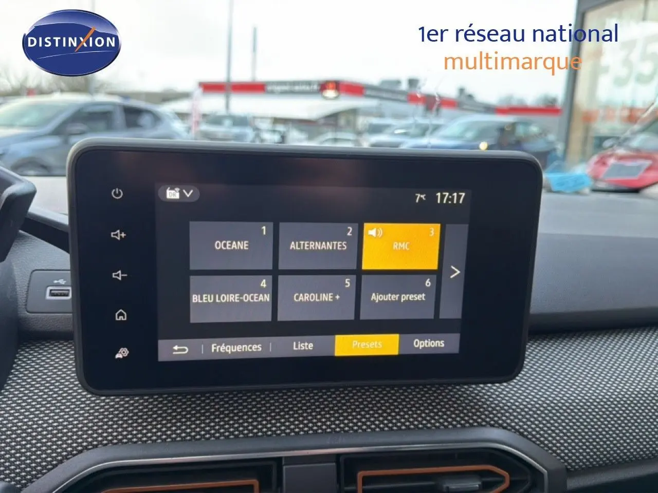 Vue avant intérieure centrée sur l’écran tactile du tableau de bord de la Dacia Sandero Stepway rouge fusion.