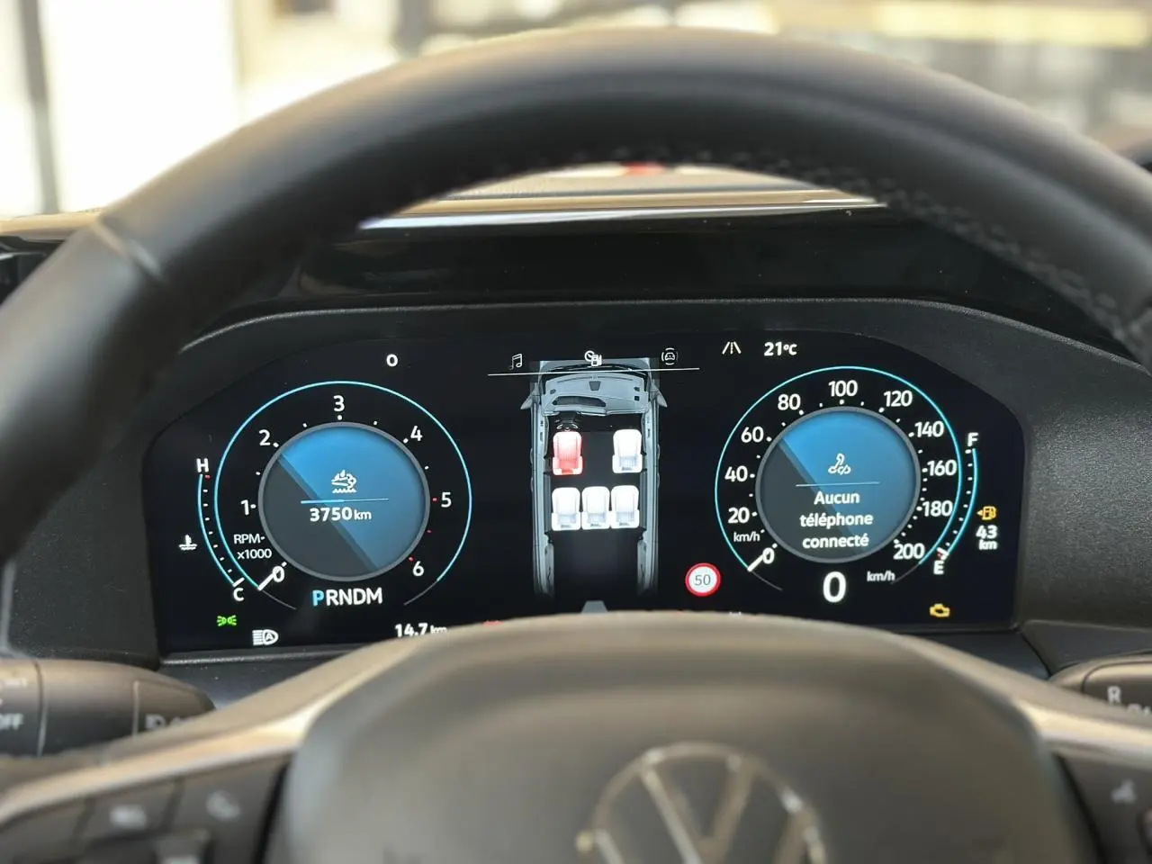 Vue intérieure du tableau de bord numérique du Volkswagen Transporter T7 noir, affichant compte-tours, vitesse et état du véhicule.