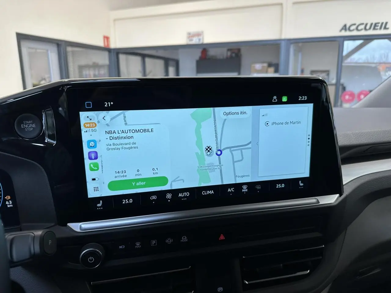 Écran tactile central du Volkswagen Transporter T7 ProCab 2026 affichant navigation et connectivité iPhone.