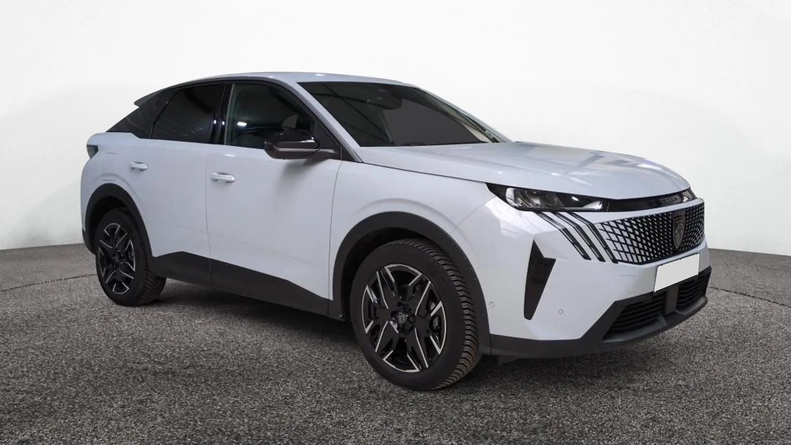 Peugeot 3008 Hybrid 145 blanc Okenite en 3/4 avant droit, avec calandre distinctive et jantes noires bicolores.