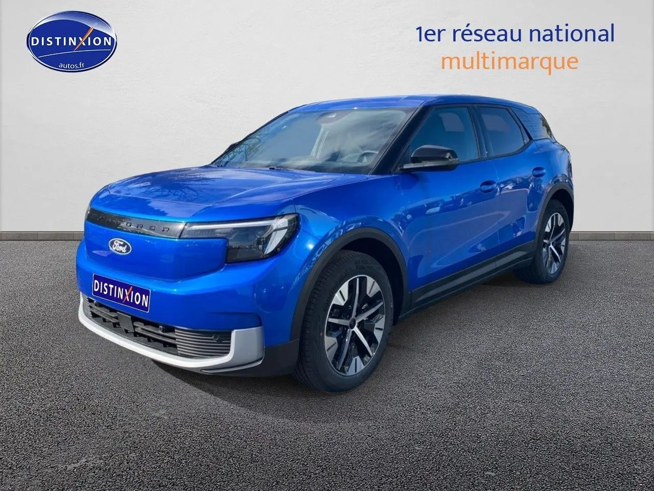 Ford Explorer électrique bleu Premium My Mind métallisé vu en 3/4 avant droit sur fond neutre.