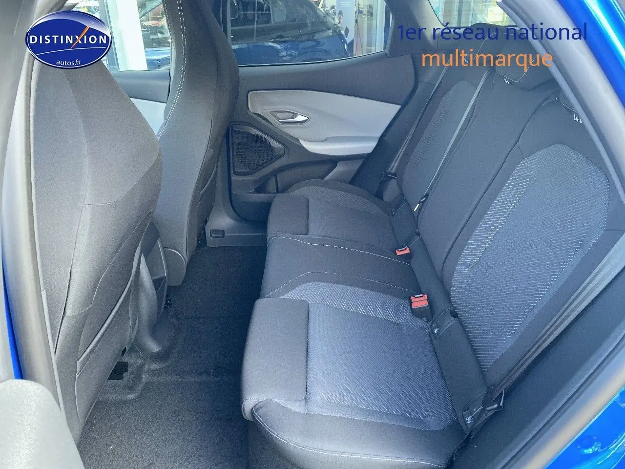 Vue intérieure côté droit sur la banquette arrière tissu noir du Ford Explorer Premium Bleu My Mind métallisé 2025 électrique.
