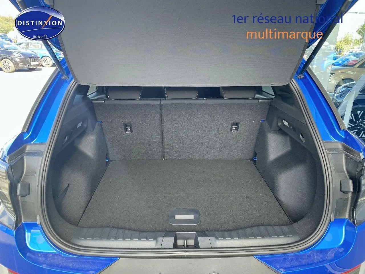 Coffre ouvert vu de l’arrière d’un Ford Explorer 2025 en Premium Bleu My Mind métallisé, intérieur noir.