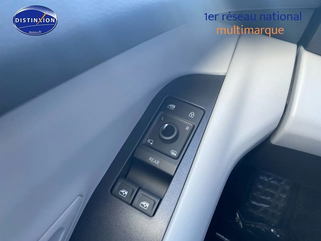 Gros plan sur les commandes de lève-vitres et rétroviseurs côté conducteur du Ford Explorer 2025 en bleu Premium My Mind.