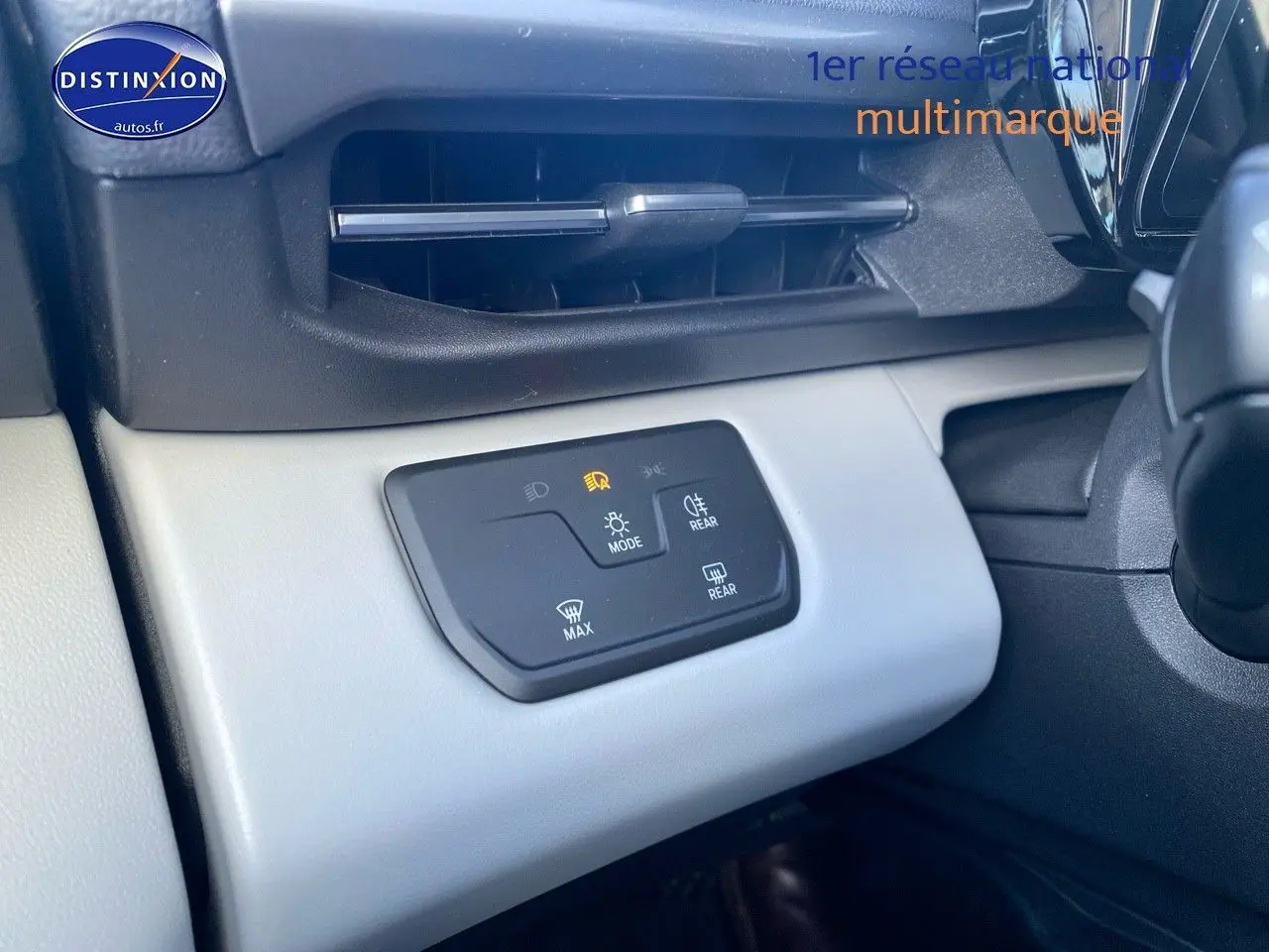 Détail du tableau de bord côté gauche du Ford Explorer 2025 avec commandes d'éclairage et surface grise.