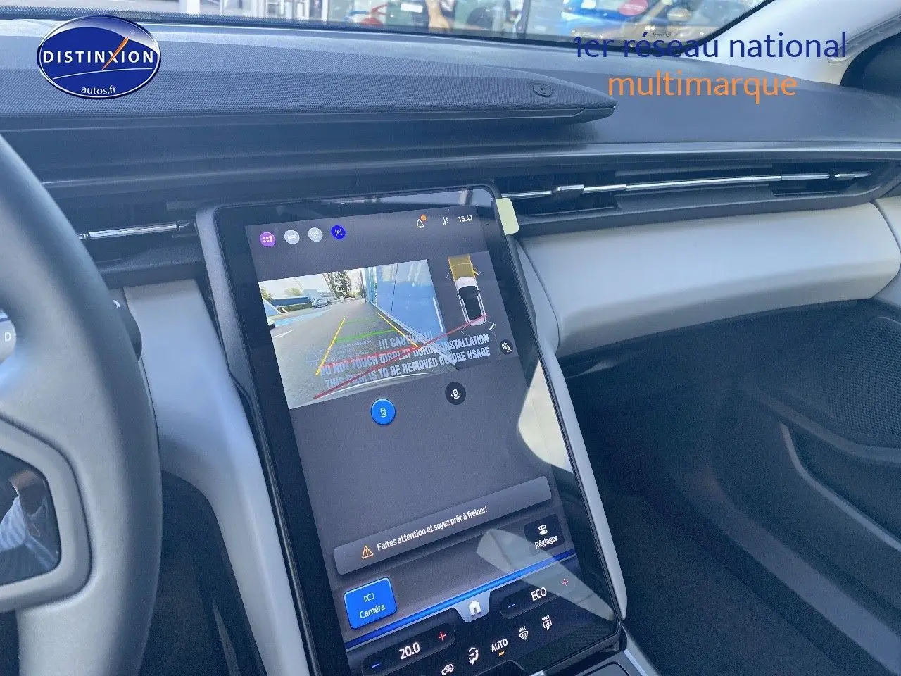 Vue intérieure du tableau de bord du Ford Explorer 2025 avec écran tactile central affichant la caméra de recul.