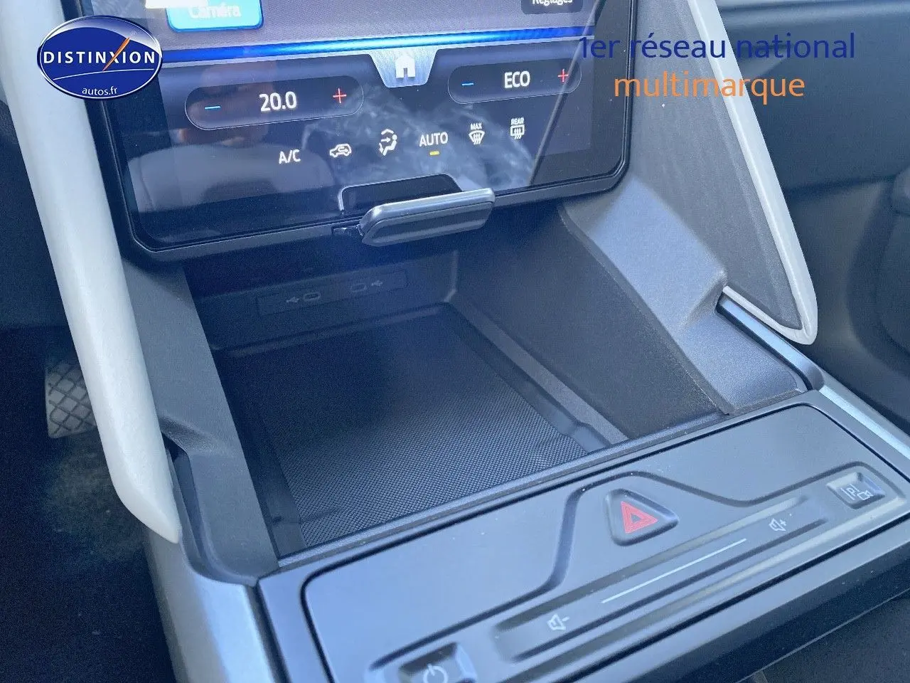 Vue rapprochée de la console centrale du Ford Explorer 2025 avec écran tactile et commandes de climatisation.