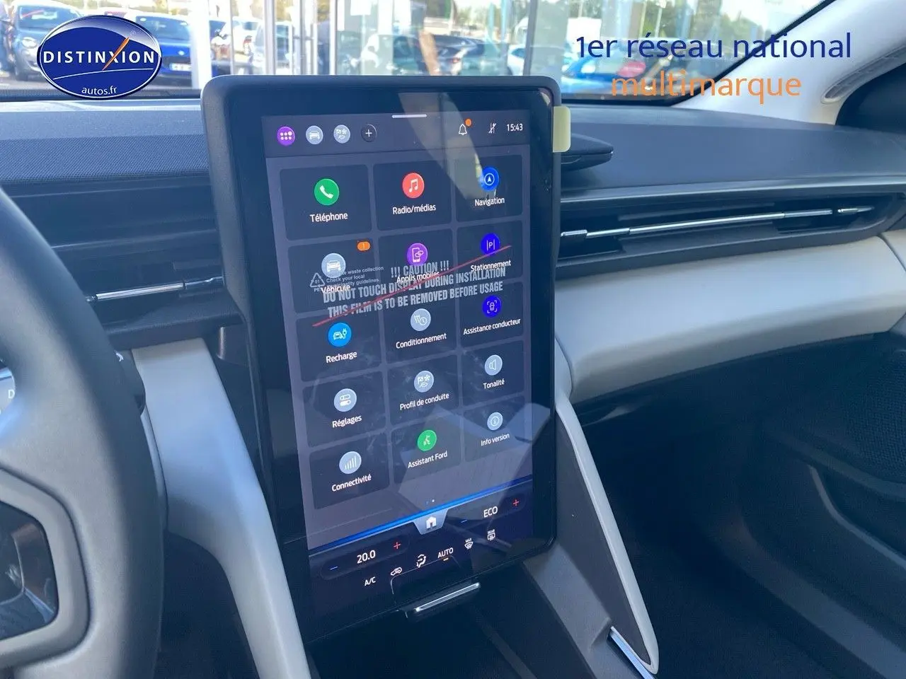 Vue intérieure du tableau de bord du Ford Explorer 2025 avec grand écran tactile vertical et finition claire.