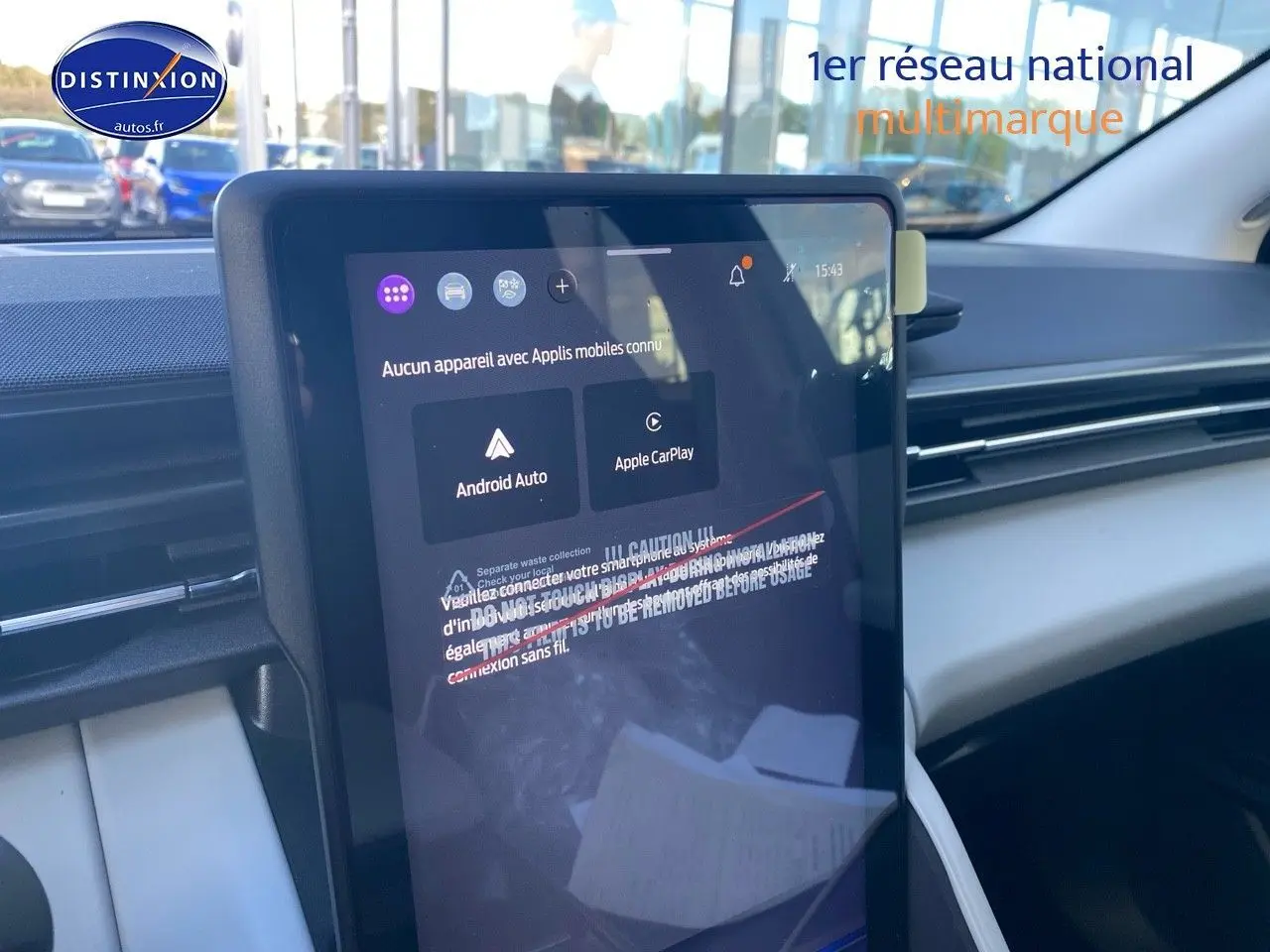 Vue intérieure du tableau de bord du Ford Explorer 2025 avec écran tactile central et finition claire.