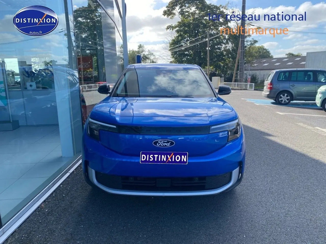 Vue avant d'un Ford Explorer électrique 2025 en bleu métallisé Premium My Mind, avec calandre lisse et logo Ford visible.