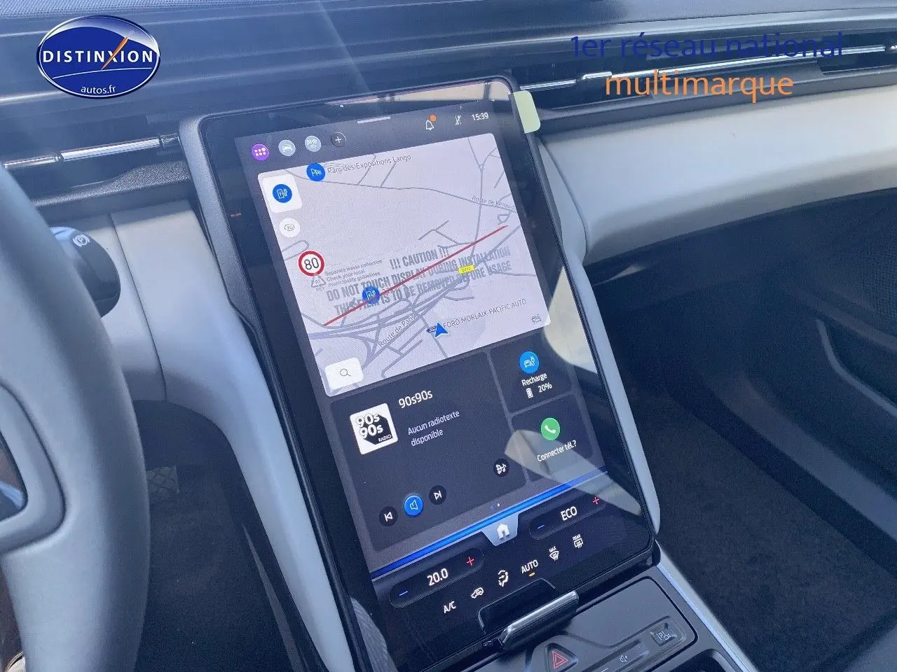 Vue rapprochée de la console centrale avec écran tactile vertical du Ford Explorer 2025 en bleu métallisé.