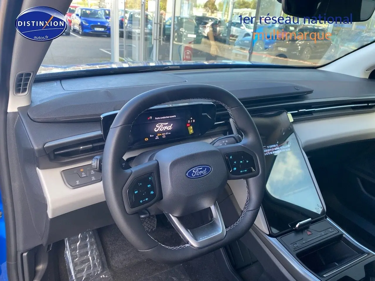 Vue intérieure centrée sur le volant multifonction et l'écran tactile du Ford Explorer bleu Premium My Mind.