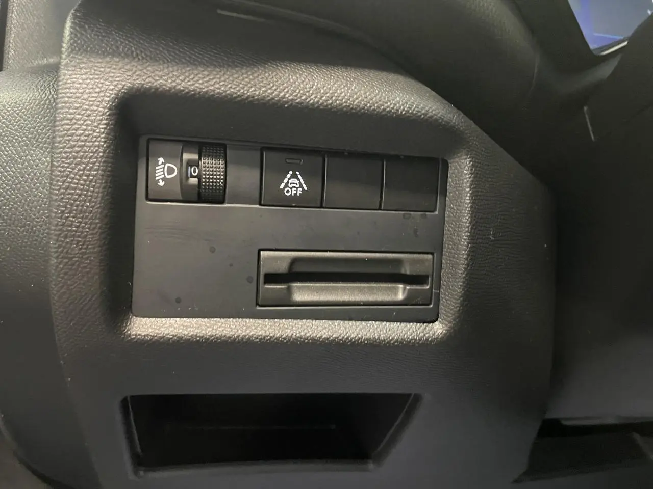 Détail du tableau de bord côté gauche du Citroën C5 Aircross 2023 en gris Artense, avec commandes d'éclairage et aide à la conduite.