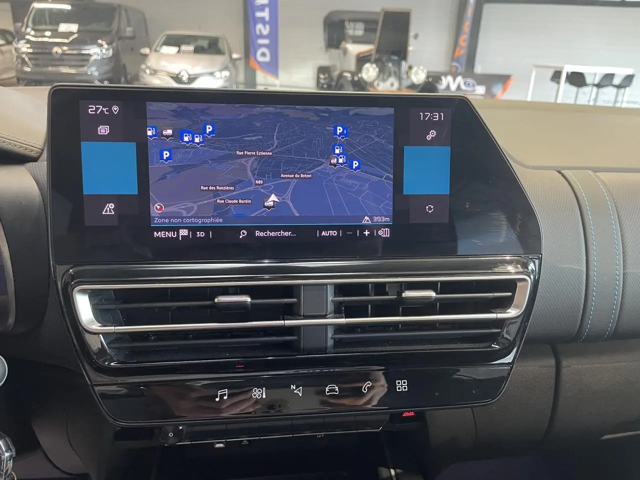 Vue intérieure centrée sur l'écran tactile et les aérateurs du tableau de bord du Citroën C5 Aircross 2023 gris Artense.