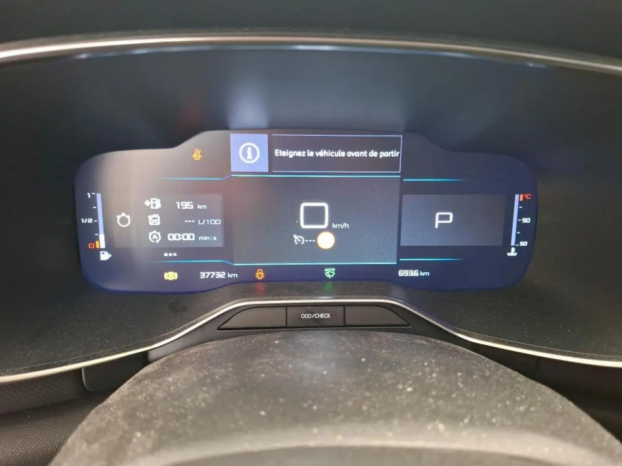Affichage numérique du combiné de bord du Citroën C5 Aircross 2023 avec message d'arrêt du véhicule.
