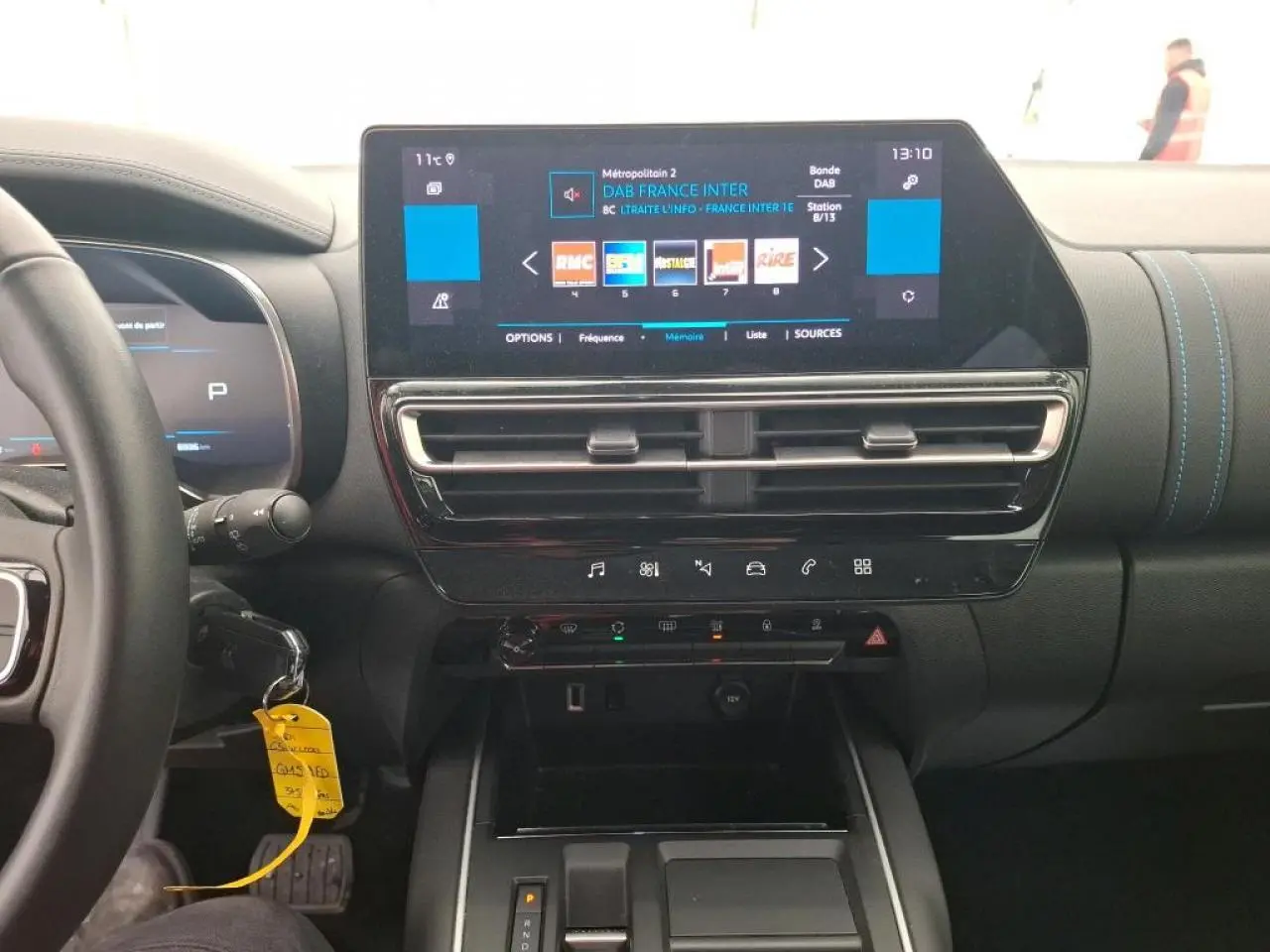 Tableau de bord et console centrale du Citroën C5 Aircross 2023 avec écran tactile et finitions noires.