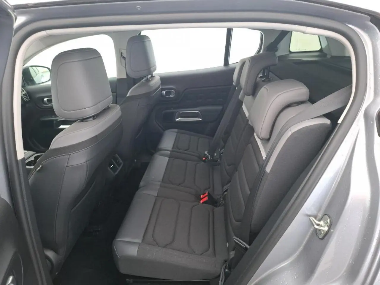 Vue intérieure côté droit sur les sièges arrière indépendants gris du Citroën C5 Aircross Gris Artense 2023.