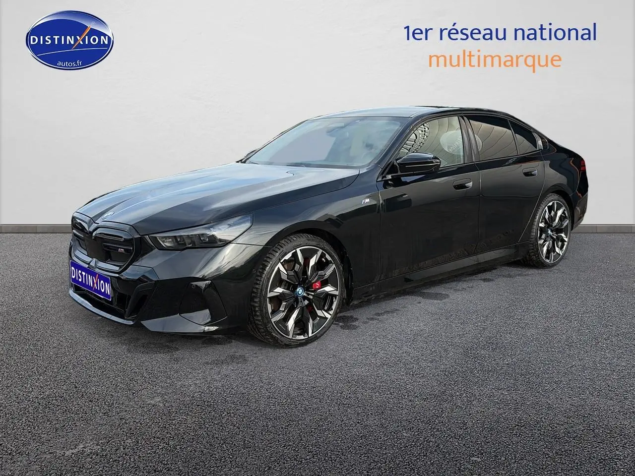 BMW Série 5 i5 M60 noir vue 3/4 avant droit avec jantes alu bicolores et calandre noire distinctive.