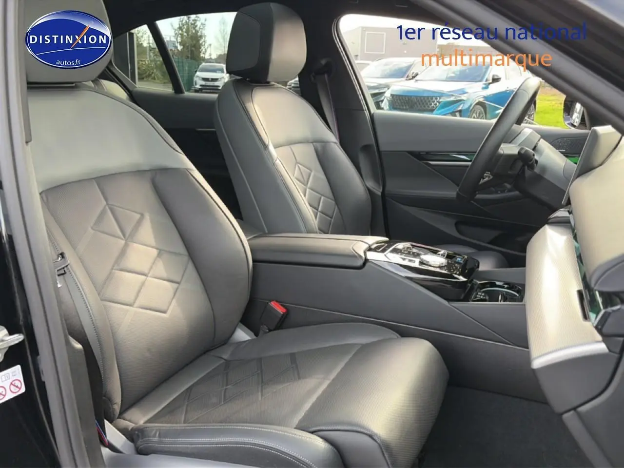 Intérieur avant droit de la BMW Série 5 i5 M60 2024 avec sièges cuir noirs et console centrale moderne.