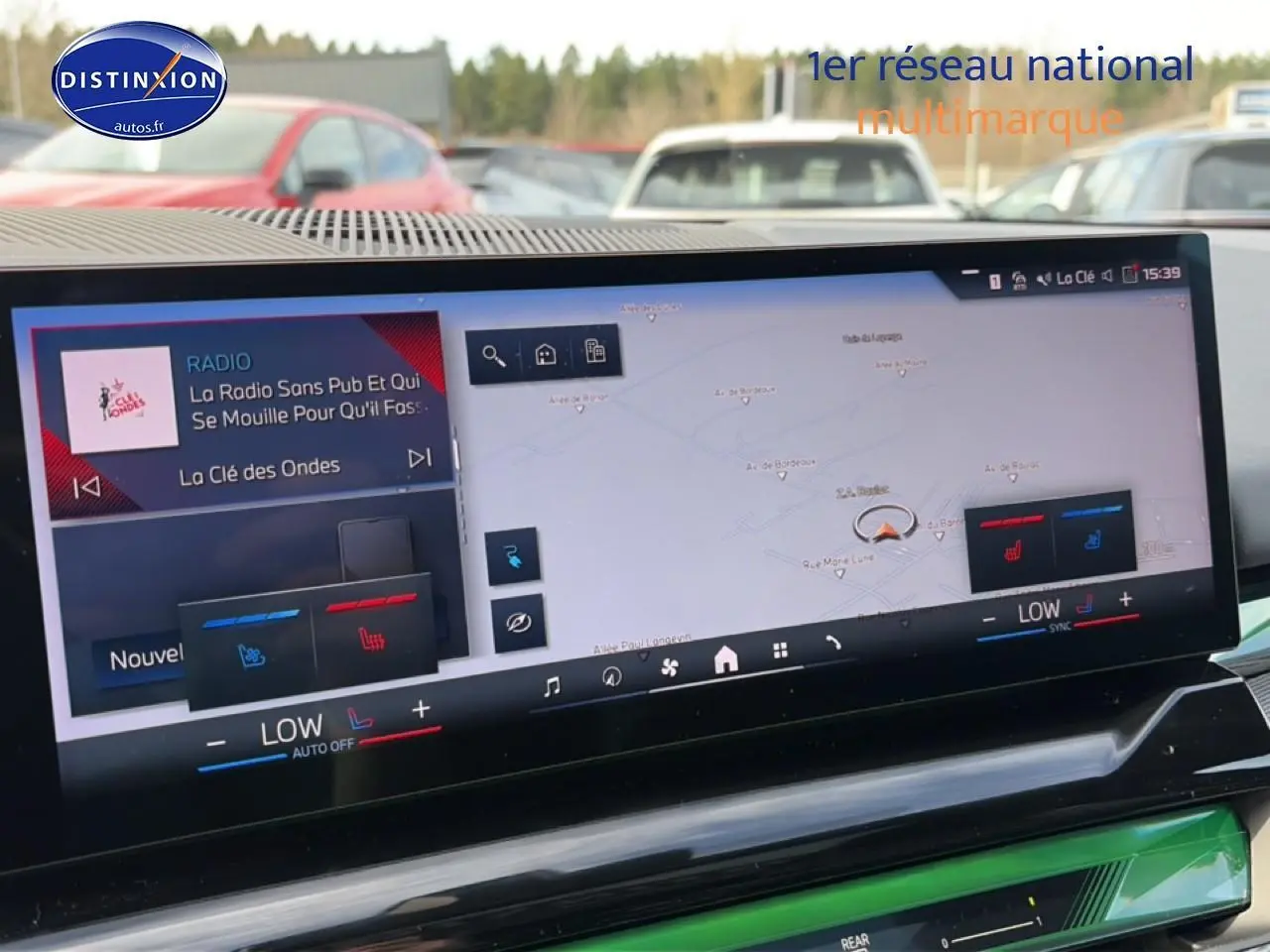 Vue intérieure sur l'écran tactile multifonction et la console d'une BMW Série 5 i5 M60 noire 2024, avec navigation et réglages clim.