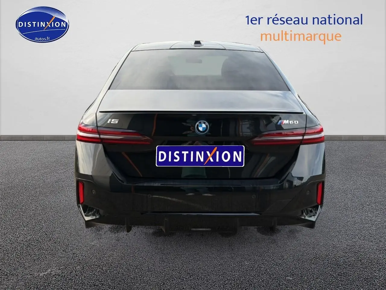 Vue arrière d'une BMW Série 5 i5 M60 noire 2024 avec feux LED et logo M60 visible sur le coffre.
