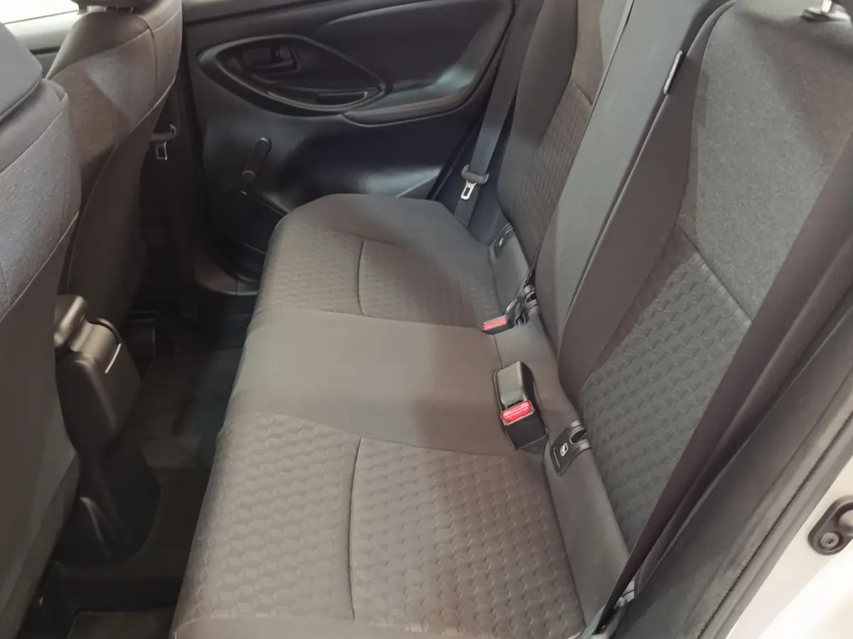 Vue intérieure arrière côté droit de la banquette tissu gris foncé de la Toyota Yaris Hybride 2022.
