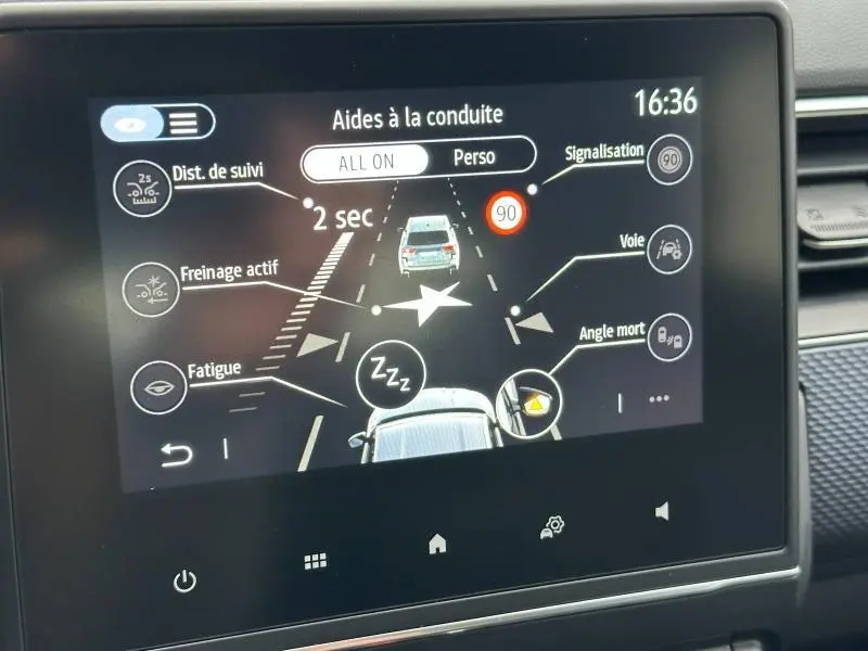 Écran central du Renault Arkana 2025 montrant les aides à la conduite et alertes de sécurité en mode personnalisé.