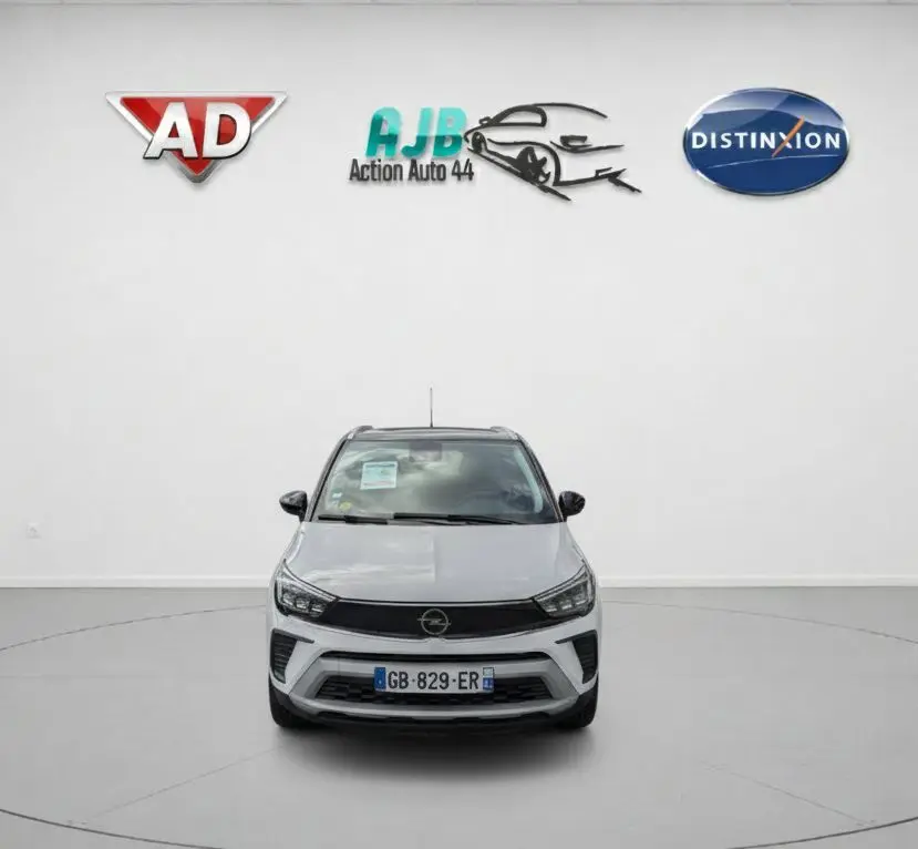 Vue frontale d'un Opel Crossland X blanc 2021 avec calandre noire et plaques d'immatriculation françaises.