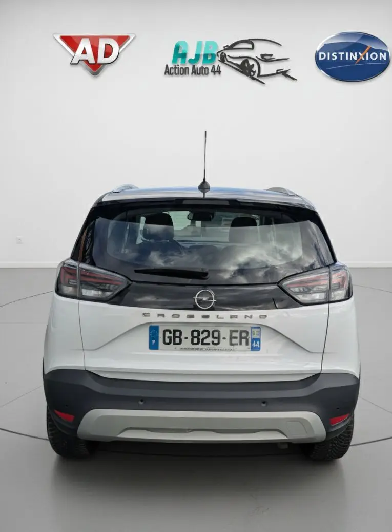 Vue arrière d'un Opel Crossland X blanc avec toit noir et feux arrière LED, immatriculé en France.
