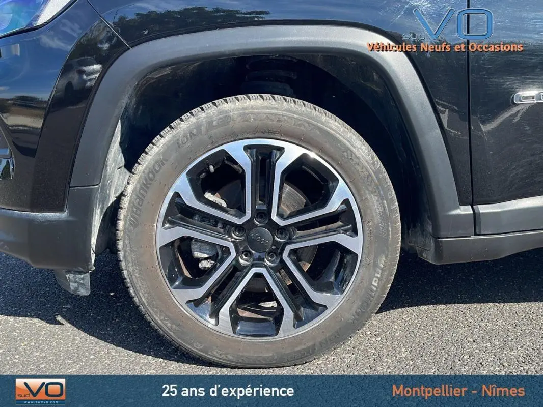 Gros plan sur la roue avant gauche du Jeep Compass noir 2023 avec jante 18 pouces au design moderne.