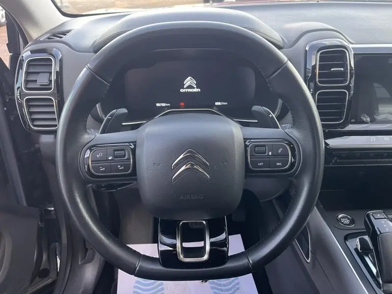 Vue rapprochée du volant cuir noir et du tableau de bord numérique du Citroën C5 Aircross Gris Platinium 2021.