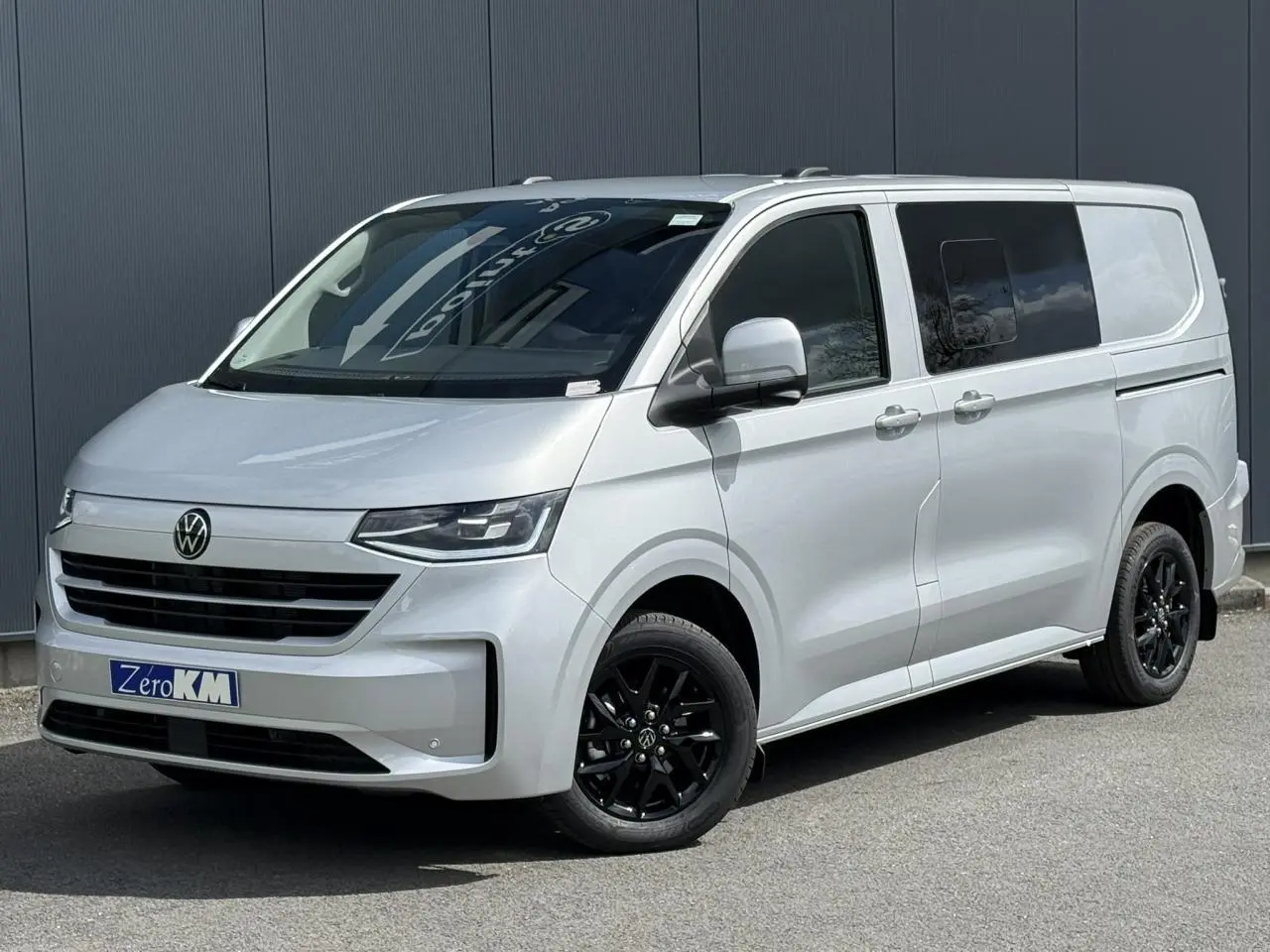 Volkswagen Transporter T7 ProCab gris argent, vue 3/4 avant droit avec jantes alliage noir brillant Le Mans 17 pouces.