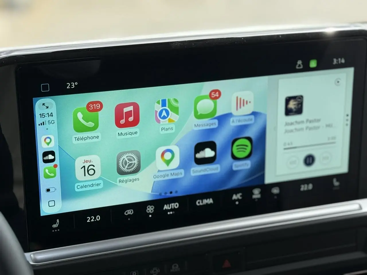 Écran tactile couleur 13 pouces du Volkswagen Transporter T7 ProCab affichant interface Apple CarPlay.