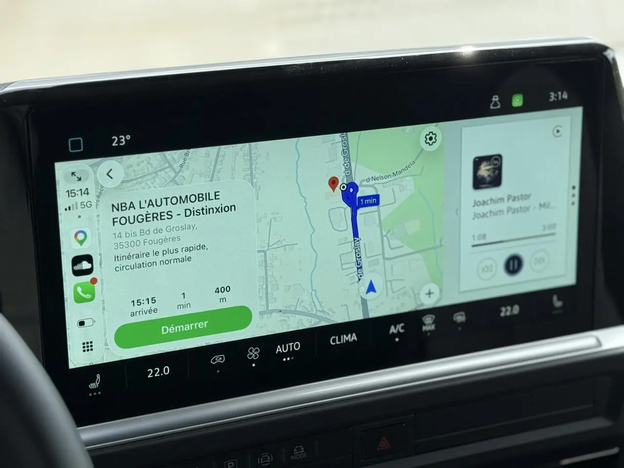 Écran tactile 13 pouces du Volkswagen Transporter T7 affichant navigation et musique, vue intérieure du tableau de bord.